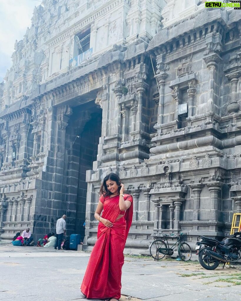 Archana Ravichandran Instagram - Had such an amazing day exploring the architecture of our ancient tamil emperors. This day was such an eye opener for me and it also made me feel proud that I’m a Tamilian whose ancestors were full of vision with such a revolutionary architectural intelligence. I would suggest everyone to go explore these places and know our history which will make us appreciate our ancestors which would lead us to compare the lives they left for us and the life we are living right now. Surprisingly I’m shocked to see we are nowhere near to the life they led on those days. This makes me ask myself a question. Am I right track ? What is my vision ? What will i leave behind for my future generations ? This was not yet another temple visit for me. This was my first ever visit to a historic place. This day was an absolute stunner for me. I also feel really happy to share this with you guys (if you really had the time and patience to read the caption) through this medium because “yaan petra inbam peruga ivvaiyagam”. . . . . Saree : @vinus_vogue Blouse : @abarnasundarramanclothing Kanchipuram, Tamil Nadu