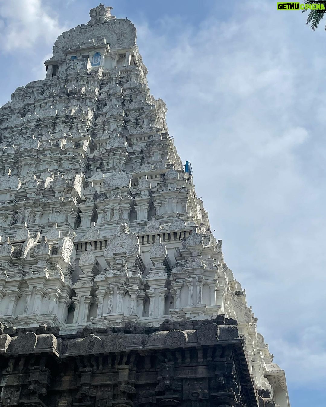 Archana Ravichandran Instagram - Had such an amazing day exploring the architecture of our ancient tamil emperors. This day was such an eye opener for me and it also made me feel proud that I’m a Tamilian whose ancestors were full of vision with such a revolutionary architectural intelligence. I would suggest everyone to go explore these places and know our history which will make us appreciate our ancestors which would lead us to compare the lives they left for us and the life we are living right now. Surprisingly I’m shocked to see we are nowhere near to the life they led on those days. This makes me ask myself a question. Am I right track ? What is my vision ? What will i leave behind for my future generations ? This was not yet another temple visit for me. This was my first ever visit to a historic place. This day was an absolute stunner for me. I also feel really happy to share this with you guys (if you really had the time and patience to read the caption) through this medium because “yaan petra inbam peruga ivvaiyagam”. . . . . Saree : @vinus_vogue Blouse : @abarnasundarramanclothing Kanchipuram, Tamil Nadu