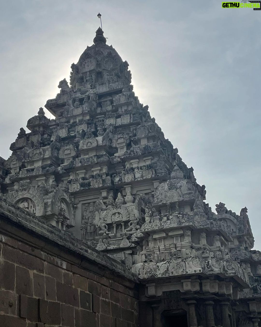 Archana Ravichandran Instagram - Had such an amazing day exploring the architecture of our ancient tamil emperors. This day was such an eye opener for me and it also made me feel proud that I’m a Tamilian whose ancestors were full of vision with such a revolutionary architectural intelligence. I would suggest everyone to go explore these places and know our history which will make us appreciate our ancestors which would lead us to compare the lives they left for us and the life we are living right now. Surprisingly I’m shocked to see we are nowhere near to the life they led on those days. This makes me ask myself a question. Am I right track ? What is my vision ? What will i leave behind for my future generations ? This was not yet another temple visit for me. This was my first ever visit to a historic place. This day was an absolute stunner for me. I also feel really happy to share this with you guys (if you really had the time and patience to read the caption) through this medium because “yaan petra inbam peruga ivvaiyagam”. . . . . Saree : @vinus_vogue Blouse : @abarnasundarramanclothing Kanchipuram, Tamil Nadu
