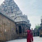 Archana Ravichandran Instagram - Had such an amazing day exploring the architecture of our ancient tamil emperors. This day was such an eye opener for me and it also made me feel proud that I’m a Tamilian whose ancestors were full of vision with such a revolutionary architectural intelligence. I would suggest everyone to go explore these places and know our history which will make us appreciate our ancestors which would lead us to compare the lives they left for us and the life we are living right now. Surprisingly I’m shocked to see we are nowhere near to the life they led on those days. This makes me ask myself a question. Am I right track ? What is my vision ? What will i leave behind for my future generations ? This was not yet another temple visit for me. This was my first ever visit to a historic place. This day was an absolute stunner for me. I also feel really happy to share this with you guys (if you really had the time and patience to read the caption) through this medium because “yaan petra inbam peruga ivvaiyagam”. . . . . Saree : @vinus_vogue Blouse : @abarnasundarramanclothing Kanchipuram, Tamil Nadu