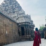 Archana Ravichandran Instagram - Had such an amazing day exploring the architecture of our ancient tamil emperors. This day was such an eye opener for me and it also made me feel proud that I’m a Tamilian whose ancestors were full of vision with such a revolutionary architectural intelligence. I would suggest everyone to go explore these places and know our history which will make us appreciate our ancestors which would lead us to compare the lives they left for us and the life we are living right now. Surprisingly I’m shocked to see we are nowhere near to the life they led on those days. This makes me ask myself a question. Am I right track ? What is my vision ? What will i leave behind for my future generations ? This was not yet another temple visit for me. This was my first ever visit to a historic place. This day was an absolute stunner for me. I also feel really happy to share this with you guys (if you really had the time and patience to read the caption) through this medium because “yaan petra inbam peruga ivvaiyagam”. . . . . Saree : @vinus_vogue Blouse : @abarnasundarramanclothing Kanchipuram, Tamil Nadu