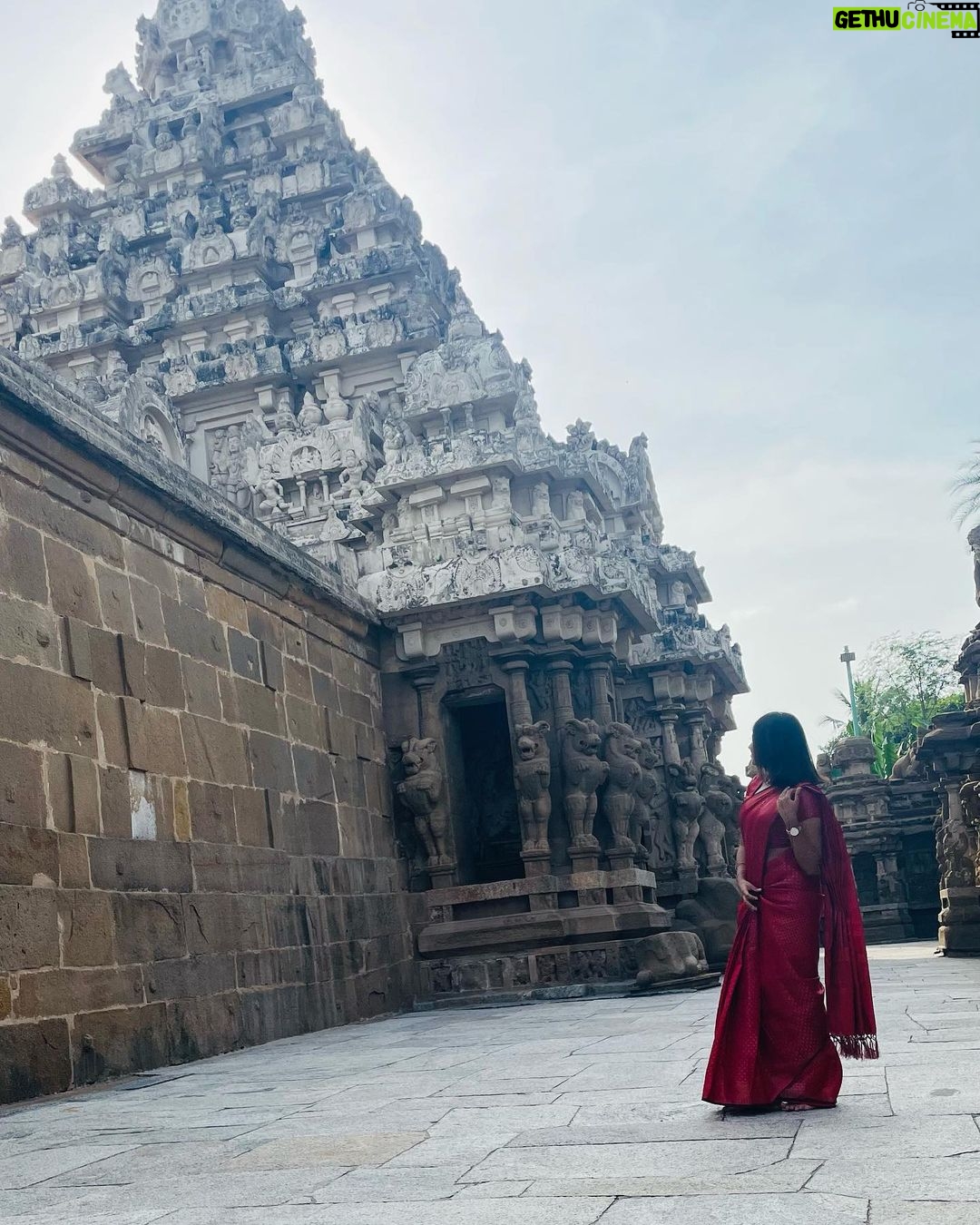 Archana Ravichandran Instagram - Had such an amazing day exploring the architecture of our ancient tamil emperors. This day was such an eye opener for me and it also made me feel proud that I’m a Tamilian whose ancestors were full of vision with such a revolutionary architectural intelligence. I would suggest everyone to go explore these places and know our history which will make us appreciate our ancestors which would lead us to compare the lives they left for us and the life we are living right now. Surprisingly I’m shocked to see we are nowhere near to the life they led on those days. This makes me ask myself a question. Am I right track ? What is my vision ? What will i leave behind for my future generations ? This was not yet another temple visit for me. This was my first ever visit to a historic place. This day was an absolute stunner for me. I also feel really happy to share this with you guys (if you really had the time and patience to read the caption) through this medium because “yaan petra inbam peruga ivvaiyagam”. . . . . Saree : @vinus_vogue Blouse : @abarnasundarramanclothing Kanchipuram, Tamil Nadu