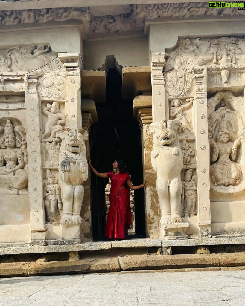 Archana Ravichandran Instagram - Had such an amazing day exploring the architecture of our ancient tamil emperors. This day was such an eye opener for me and it also made me feel proud that I’m a Tamilian whose ancestors were full of vision with such a revolutionary architectural intelligence. I would suggest everyone to go explore these places and know our history which will make us appreciate our ancestors which would lead us to compare the lives they left for us and the life we are living right now. Surprisingly I’m shocked to see we are nowhere near to the life they led on those days. This makes me ask myself a question. Am I right track ? What is my vision ? What will i leave behind for my future generations ? This was not yet another temple visit for me. This was my first ever visit to a historic place. This day was an absolute stunner for me. I also feel really happy to share this with you guys (if you really had the time and patience to read the caption) through this medium because “yaan petra inbam peruga ivvaiyagam”. . . . . Saree : @vinus_vogue Blouse : @abarnasundarramanclothing Kanchipuram, Tamil Nadu