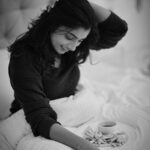 Archana Ravichandran Instagram - Morning vibes: Hearts, coffee, and cravings all in bed ☕❤🍟 #LazySunday Mua : @jiyamakeupartistry PC : @dhanush__photography Hair : @keerthana_makeup_and_hair Location : @ambicaempirechennai Ambika Empire Chennai