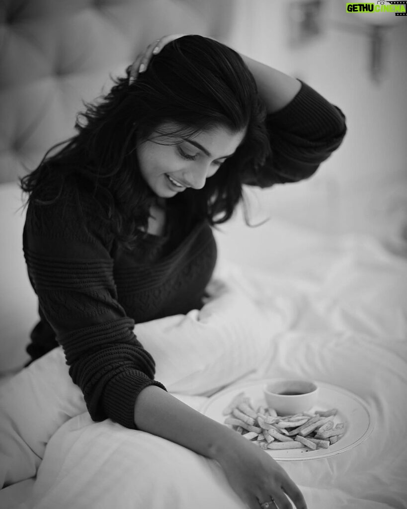 Archana Ravichandran Instagram - Morning vibes: Hearts, coffee, and cravings all in bed ☕❤🍟 #LazySunday Mua : @jiyamakeupartistry PC : @dhanush__photography Hair : @keerthana_makeup_and_hair Location : @ambicaempirechennai Ambika Empire Chennai