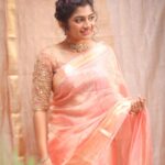 Archana Ravichandran Instagram - In a world of soft hues and gentle whispers💫 #innerpeace #priorities Makeup @jiyamakeupartistry Hairdo @mani_stylist_ Camera @haran_official_ Jewel @littlefingers_bridal_jewellery Blouse @zenoraa919 Saree @anika_online_store
