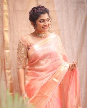 Archana Ravichandran Instagram - In a world of soft hues and gentle whispers💫
#innerpeace  #priorities 
Makeup @jiyamakeupartistry 
Hairdo @mani_stylist_ 
Camera @haran_official_ 
Jewel @littlefingers_bridal_jewellery 
Blouse @zenoraa919 
Saree @anika_online_store