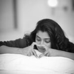 Archana Ravichandran Instagram - Morning vibes: Hearts, coffee, and cravings all in bed ☕❤🍟 #LazySunday Mua : @jiyamakeupartistry PC : @dhanush__photography Hair : @keerthana_makeup_and_hair Location : @ambicaempirechennai Ambika Empire Chennai