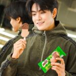 Archen Aydin Instagram - ลองกันหรือยังครับ .. ไอติมไมโลออกใหม่ตัวดัง ! เข้มข้น อร่อย กินแล้วนึกถึงไมโลที่เคยกินสมัยเรียนเลย!! 🥳 กับไอติมไมโล เข้มข้น เคลือบเกล็ดไมโลด้านบน ให้เคี้ยวหนุบหนับ จุงชอบมาก ตัวไอติมป็นรูปโลโก้ไมโล ล้ำสุดๆ แท่งใหญ่ 110 Kcal เท่านั้น แถมได้เครื่องหมายทางเลือกสุขภาพ กินได้บ่อย เพลินมาก ไม่มีเบื่อออ ทุกคนไปลองง ✨ 📍ไปซื้อกันได้ที่ 7-Eleven แอปพลิเคชัน 7-Delivery หรือตู้ไอติมเนสท์เล่สีฟ้านะครับ #ไอติมไมโลเข้มข้น #ไมโลเข้มข้น #นึกถึงไมโลที่กินในโรงเรียน #MILOThailand #ไมโล