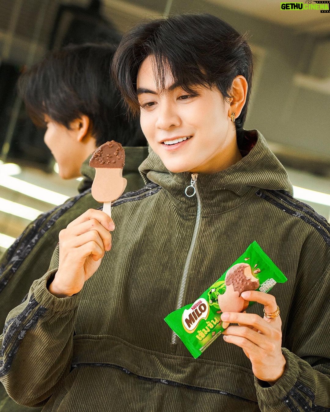 Archen Aydin Instagram - ลองกันหรือยังครับ .. ไอติมไมโลออกใหม่ตัวดัง ! เข้มข้น อร่อย กินแล้วนึกถึงไมโลที่เคยกินสมัยเรียนเลย!! 🥳 กับไอติมไมโล เข้มข้น เคลือบเกล็ดไมโลด้านบน ให้เคี้ยวหนุบหนับ จุงชอบมาก ตัวไอติมป็นรูปโลโก้ไมโล ล้ำสุดๆ แท่งใหญ่ 110 Kcal เท่านั้น แถมได้เครื่องหมายทางเลือกสุขภาพ กินได้บ่อย เพลินมาก ไม่มีเบื่อออ ทุกคนไปลองง ✨ 📍ไปซื้อกันได้ที่ 7-Eleven แอปพลิเคชัน 7-Delivery หรือตู้ไอติมเนสท์เล่สีฟ้านะครับ #ไอติมไมโลเข้มข้น #ไมโลเข้มข้น #นึกถึงไมโลที่กินในโรงเรียน #MILOThailand #ไมโล