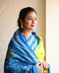 Archita Sahu Instagram - Odisha’s weavers are creating masterpieces with our neelachakra depicting the symbols of our Lord Jagannath temple. @iktaara_by_anindita you are an incredible supporter of Odisha handlooms and m glad to have find you ❤️ #magnumopusodishaweaves #iktaaraodiyavarnamalasaree #MyHandloomMyPride #vocalforlocal #wearhandloom #handloomsaree #archita #sabyarchita #odishaweaves #odishahandloom #sareestyling #fashionstyling #archita #sareefashion #sareelove #odishaloom #pattasaree #sareeindia