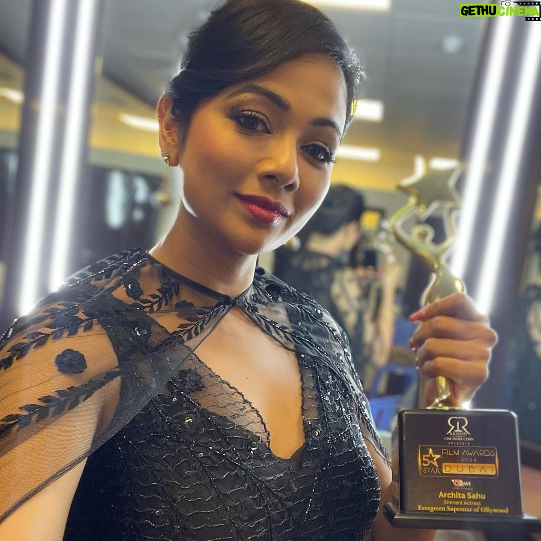 Archita Sahu Instagram - A new experience for me and my fraternity for this gala award nite at Dubai ! Extremely grateful to every Ollywood fans for this lovely award ! Thanks to 5Star Film Awards, Odia Samaj at Dubai & Ramesh Bhai!@rreventscineproduction @rameshbarikofficial #Dubai #Award #actor #actorslife @dubai @visit.dubai @odishasamaj