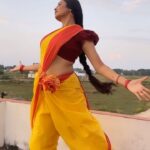 Archita Sahu Instagram - A typical bollywood fan be like !!! #dancechallenge #dance #dancer #actress #madhuridixit #madhuri