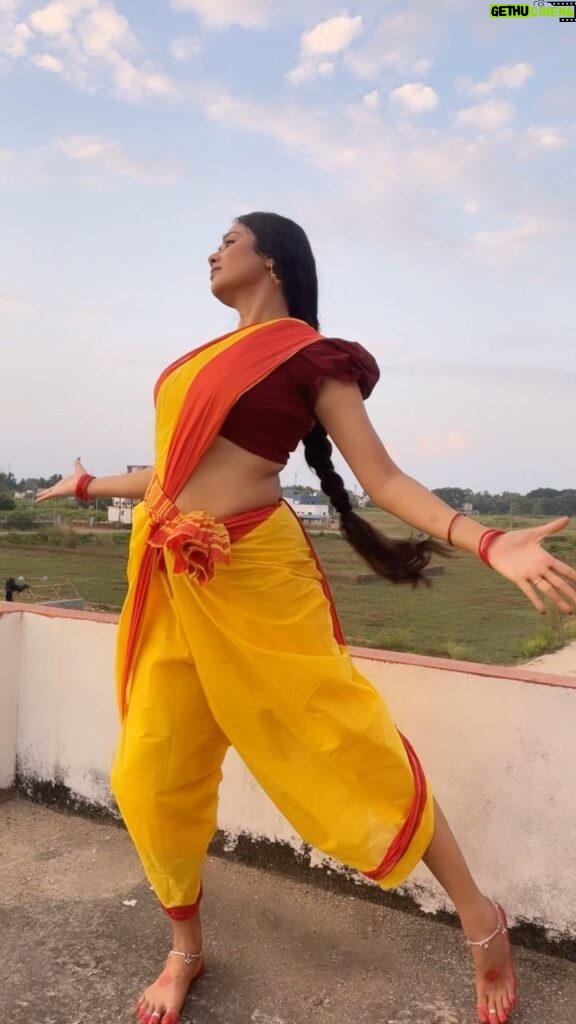 Archita Sahu Instagram - A typical bollywood fan be like !!! #dancechallenge #dance #dancer #actress #madhuridixit #madhuri