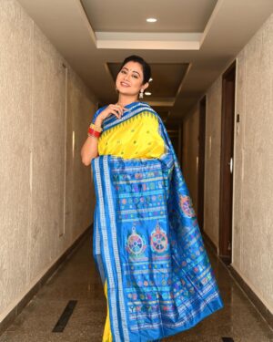 Archita Sahu Instagram - Odisha’s weavers are creating masterpieces with our neelachakra depicting the symbols of our Lord Jagannath temple. @iktaara_by_anindita you are an incredible supporter of Odisha handlooms and m glad to have find you ❤️
#magnumopusodishaweaves
#iktaaraodiyavarnamalasaree
#MyHandloomMyPride #vocalforlocal #wearhandloom #handloomsaree  #archita #sabyarchita #odishaweaves #odishahandloom #sareestyling #fashionstyling #archita #sareefashion #sareelove #odishaloom  #pattasaree #sareeindia