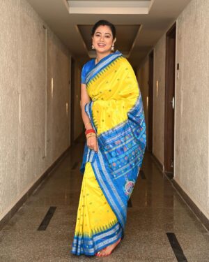 Archita Sahu Instagram - Odisha’s weavers are creating masterpieces with our neelachakra depicting the symbols of our Lord Jagannath temple. @iktaara_by_anindita you are an incredible supporter of Odisha handlooms and m glad to have find you ❤️
#magnumopusodishaweaves
#iktaaraodiyavarnamalasaree
#MyHandloomMyPride #vocalforlocal #wearhandloom #handloomsaree  #archita #sabyarchita #odishaweaves #odishahandloom #sareestyling #fashionstyling #archita #sareefashion #sareelove #odishaloom  #pattasaree #sareeindia