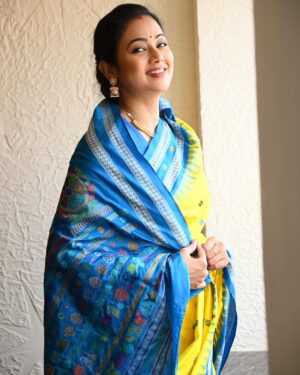 Archita Sahu Instagram - Odisha’s weavers are creating masterpieces with our neelachakra depicting the symbols of our Lord Jagannath temple. @iktaara_by_anindita you are an incredible supporter of Odisha handlooms and m glad to have find you ❤️
#magnumopusodishaweaves
#iktaaraodiyavarnamalasaree
#MyHandloomMyPride #vocalforlocal #wearhandloom #handloomsaree  #archita #sabyarchita #odishaweaves #odishahandloom #sareestyling #fashionstyling #archita #sareefashion #sareelove #odishaloom  #pattasaree #sareeindia