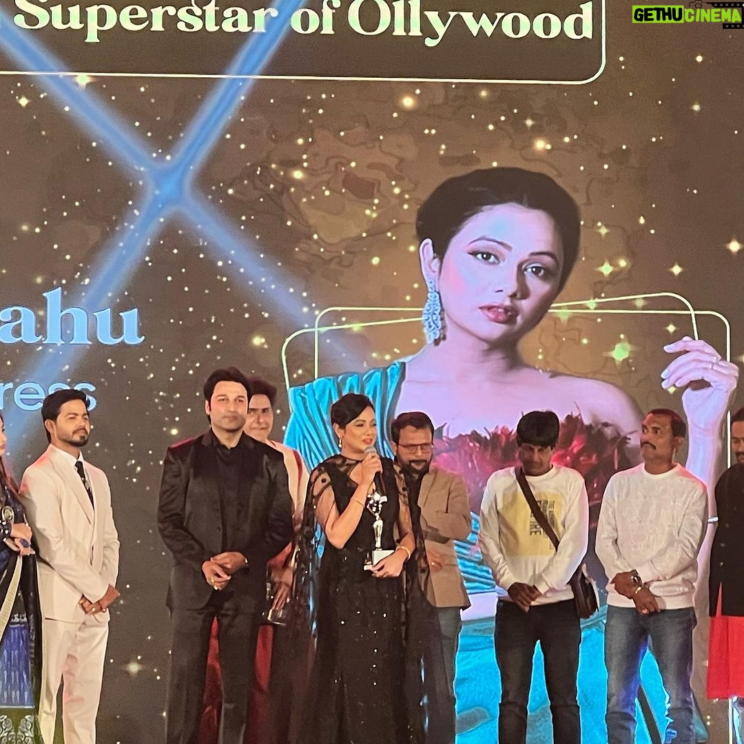Archita Sahu Instagram - A new experience for me and my fraternity for this gala award nite at Dubai ! Extremely grateful to every Ollywood fans for this lovely award ! Thanks to 5Star Film Awards, Odia Samaj at Dubai & Ramesh Bhai!@rreventscineproduction @rameshbarikofficial #Dubai #Award #actor #actorslife @dubai @visit.dubai @odishasamaj