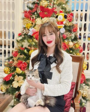 Arci Muñoz Instagram - 🎄🎁🎄🎅🏻🧑🏻‍🎄⛪️

@hm