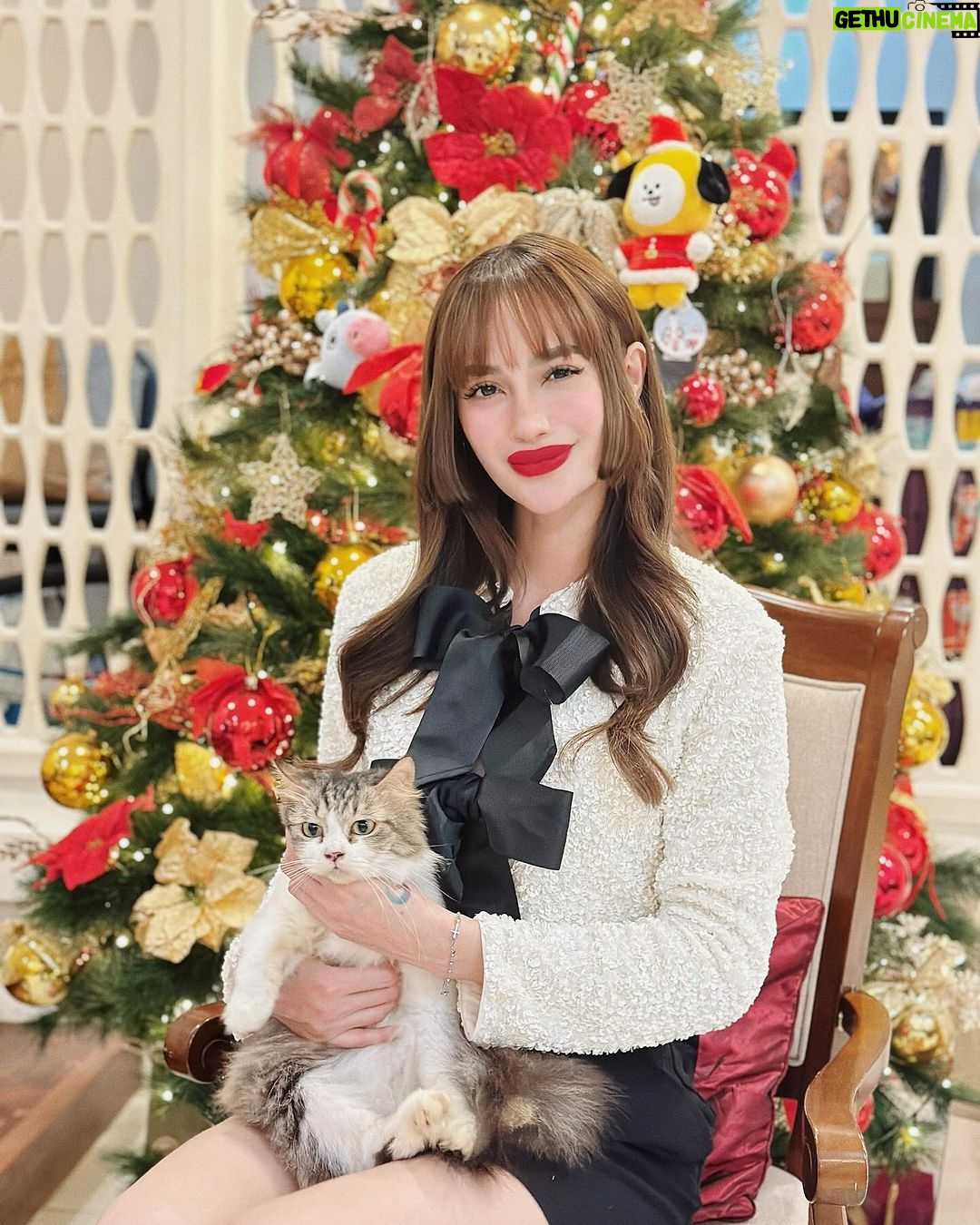 Arci Muñoz - 28K Likes - 🎄🎁🎄🎅🏻🧑🏻🎄⛪️
@hm