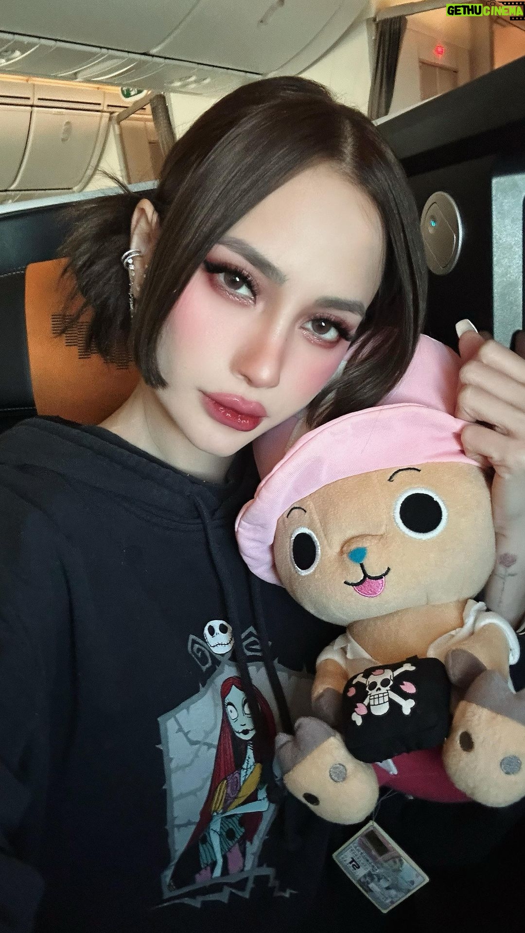Arci Muñoz Instagram - The last time nakZzzz ako sa #businessclass of @koreanair nanakawan ako!!! Kaya simula ngayon wala na tulugan! Mag mamakeup nalang ako!!! I hope this message finds you! And I get an update about my case. @koreanairworld pls do something about this.