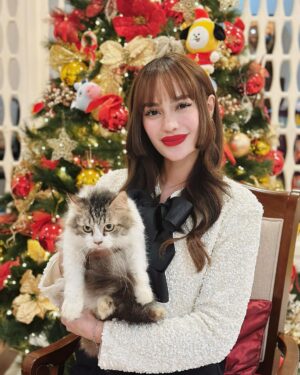 Arci Muñoz Instagram - 🎄🎁🎄🎅🏻🧑🏻‍🎄⛪️

@hm