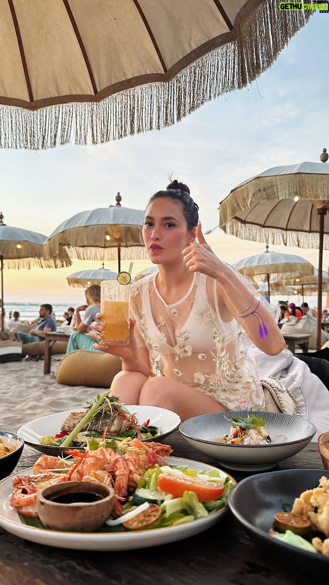 Arci Muñoz Instagram - 👍🏻 123123 Planet Earth