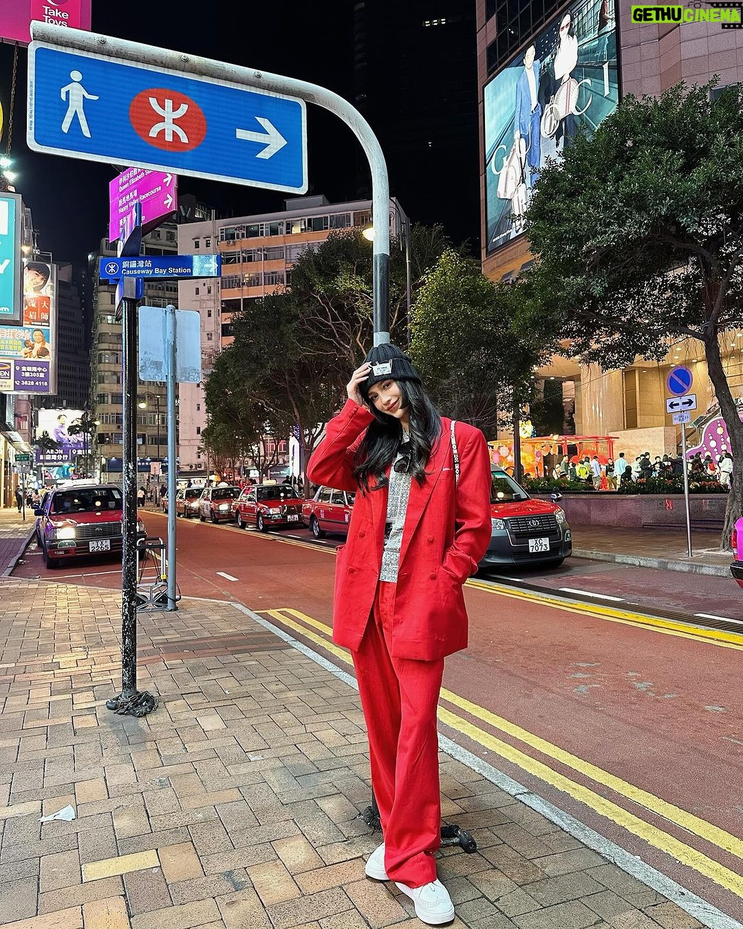 Arci Muñoz Instagram - From the bustling streets to the stunning views, Hong Kong is a city that never fails to impress. All the mouth-watering food to breathtaking skylines, let’s get lost in the sea of neon lights where the nightlife is unbeatable. Not to mention the variety of street markets and fashion labels. Whatever it is, I will help you #DiscoverHongKong and show off my love for this amazing city. 🇭🇰 🌆🌃 @discoverhongkong has me definitely wanting more. Can’t wait to go back and say #HelloHongKong again soon! 🇭🇰