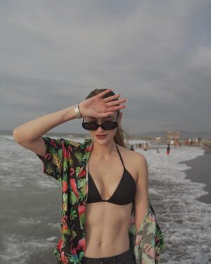 Arci Muñoz Instagram - Weekend seesh!! 🏝️🌊🤙🏻⛱️