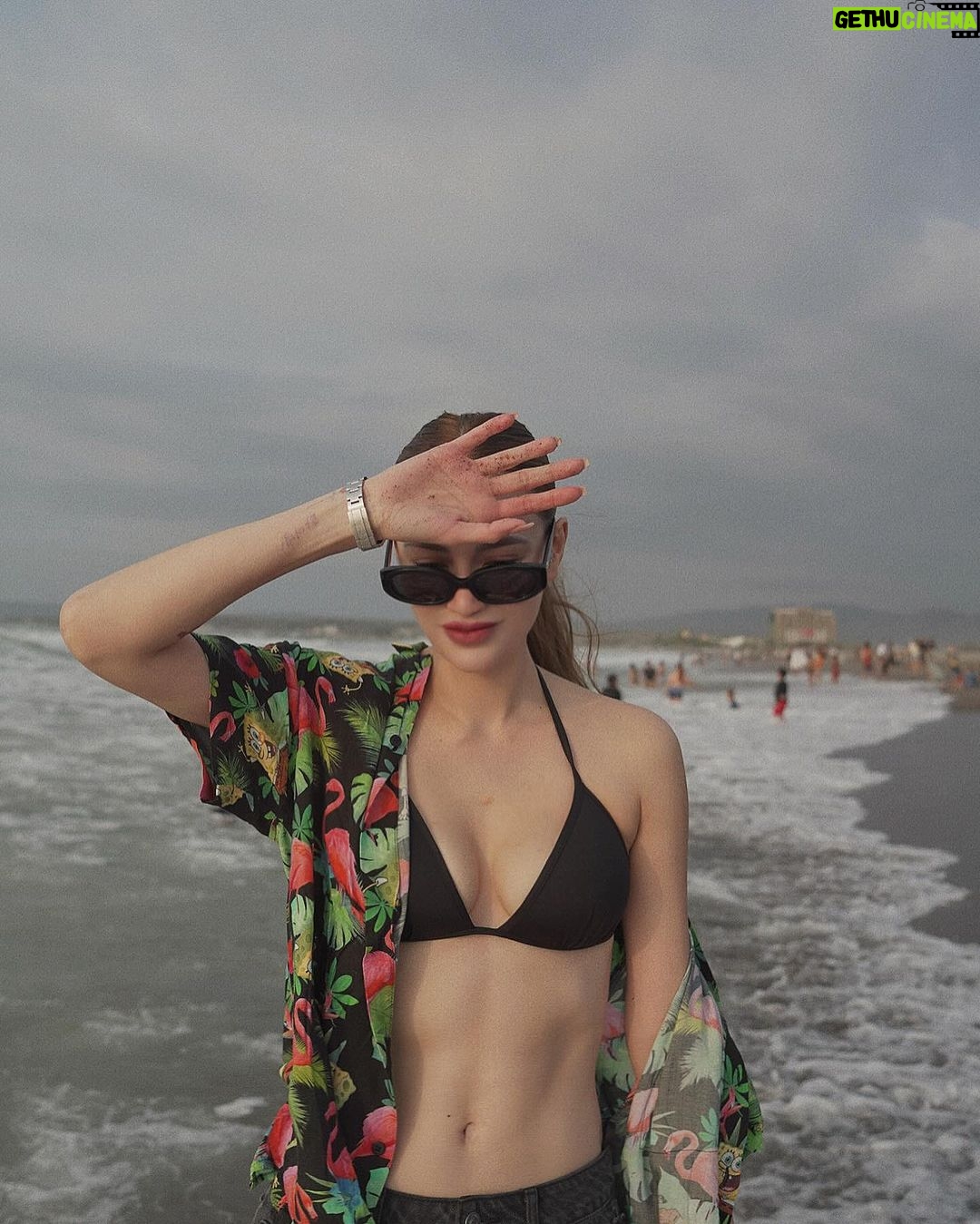 Arci Muñoz - 47K Likes - Weekend seesh!! 🏝️🌊🤙🏻⛱️