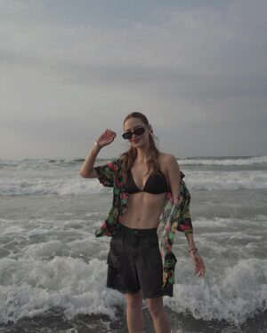Arci Muñoz Instagram - Weekend seesh!! 🏝️🌊🤙🏻⛱️
