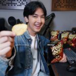 Ari Irham Instagram - ‘Akhir-akhir ini karna lebih sering ngeluangin waktu di studio, ada 1 hal yang pokoknya wajib ada yaitu Potabee Sapi Panggang Pedas @Potabeeid soalnya cocok banget buat gue jadiin temen ngemil kapan pun itu apalagi rasa pedesnya yang ngenakin yang pasti nge -boost mood gue banget! kalian semua udah pada cobain belom? kalo belom nih gue suapin..... #Potabee #PotabeeSapiPanggangPedas