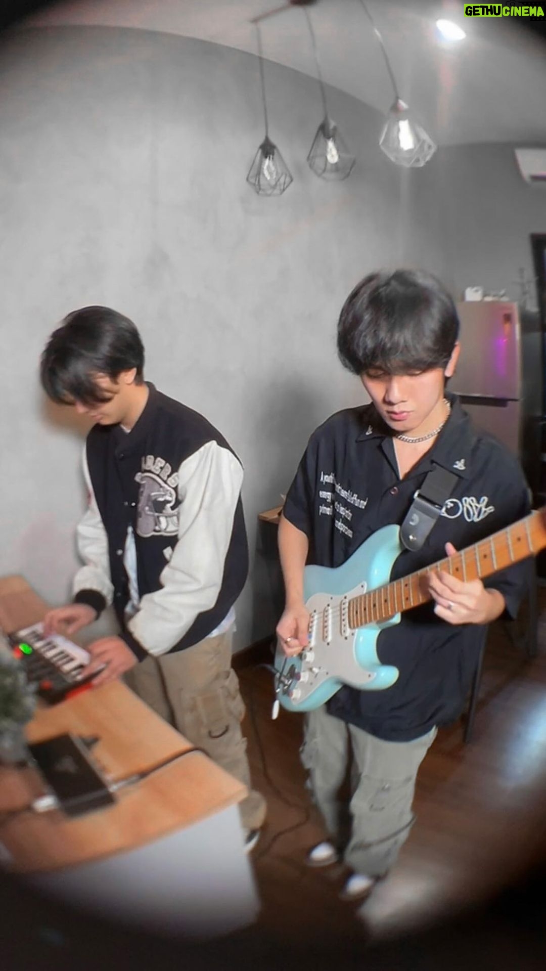 Ari Irham Instagram - Abis nonton film nya dan dengerin mulu theme song @mencuriradensalehfilm waktu lagi roadshow nempel banget melody nya di kepala, jadinya Iseng iseng bikin walaupun cuman bentar, kalo ada yang mau lanjutin gitar nya boleh loh! š Inspired by @abelhuray - Executing The Plan šøw/ @zackyhilmy