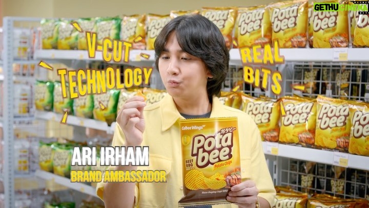 Ari Irham Instagram - Halo! Perkenalkan gue Ari Irham sebagai Brand Ambassador Potabee, snack keripik kentang dengan taburan bits asli dan dipotong dengan V-Cut Technology, bikin kriuknya pecah, rasanya wuuuuaaah!! šš» Gue dari dulu suka banget semua rasanya sih! Kalo kalian paling suka rasa apa nih? Kasih tau di komen dong! š #Potabee #KriuknyaPecahRasanyaWah