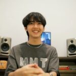 Ari Irham Instagram - Tahun ini bukan tahun yang mudah buat gue karena harus jaga jarak dan gak ada event buat tampil bermusik. Tapi jangan menyerah, walaupun dibatasi jarak kita harus tetap kompak, salam #InspirasiSatuKopi. Yuk, share video pesan penyemangat versi lo sekarang juga! Selengkapnya cek @topcoffeeid. #InspirasiSatuKopi #KopinyaOrangIndonesia #SambungPenyemangatISK