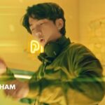 Ari Irham Instagram - Walau terpisah jarak, kita tetap kompak! Setahun terakhir emang gak mudah, kita semua harus berjauhan dan gue gak bisa ngehibur TOP Lovers tampil nge-DJ langsung. TOP Coffee Gula Aren yang hitzz menginspirasi gue, bahkan tahun lalu gue bisa nge-DJ sambil live streaming bareng TOP Coffee dan ngobrol bareng TOP Lovers juga! 😉 So, jangan patah semangat, TOP Lovers! Banyak cara buat mencari dan memberi semangat. Yuk, ikutan kasih pesan penyemangat untuk Indonesia. Selengkapnya cek @topcoffeeid. Bersama @topcoffeeid tebarkan inspirasi ke penjuru negeri. Salam... Inspirasi Satu Kopi! ☕️ #InspirasiSatuKopi #KopinyaOrangIndonesia #SambungPenyemangatISK