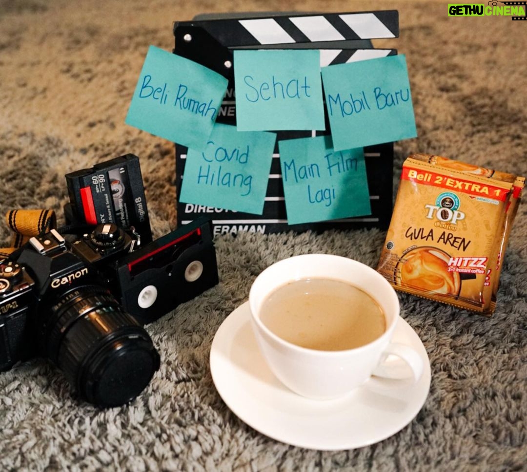 Ari Irham Instagram - Hai TOP Lovers, udah akhir tahun nih, dan ini foto #TOPCitaCitaHitzz versi gue. Gue punya wishlist di tahun 2021. Gue harap, gue bisa terus sehat, pandemi covid-19 mereda, bisa main film lagi, terus punya mobil baru dan beli rumah. Doain wishlist gue tercapai ya! Nah, gue juga mau tau dong apa wishlist lo di tahun 2021? Yuk, share TOP Cita-Cita Hitzz 2021 versi kalian bersama TOP Coffee Gula Aren. Gue udah ikutan nih, masa lo enggak? Caranya gampang, visit @topcoffeeid buat cara lebih lengkapnya ya TOP Lovers! #TOPCitaCitaHitzz #InspirasiSatuKopi