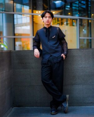 Ari Irham Instagram - Gala premier @jagatarwah semalem! Terima kasih banyak buat semua yang terlibat! Proud of us! ❤️ 
•
•
•
•
Styled by :  @Titatania__
Hair do by :  @krisna_endi 
Shirt by : @one_off_ones
Vest & suit by : @hartonogan.madeinindonesia @hartonogan 
Brooch silver by :  @gelap.ruangjiwa
Photo by : @yestianovira