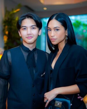Ari Irham Instagram - Gala premier @jagatarwah semalem! Terima kasih banyak buat semua yang terlibat! Proud of us! ❤️ 
•
•
•
•
Styled by :  @Titatania__
Hair do by :  @krisna_endi 
Shirt by : @one_off_ones
Vest & suit by : @hartonogan.madeinindonesia @hartonogan 
Brooch silver by :  @gelap.ruangjiwa
Photo by : @yestianovira