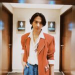 Ari Irham Instagram - Kau dan dia 2 Premiere! 💨 • • • • 📸 Taken by : @xrifaldi 🧝🏻‍♀️Stylist @titatania__ 💈Hair do @krisna_endi 🙎🏻‍♂️Wearing @tanah.lesae 💎Accessories @i_got_isshu 👞Shoes @drmartensid