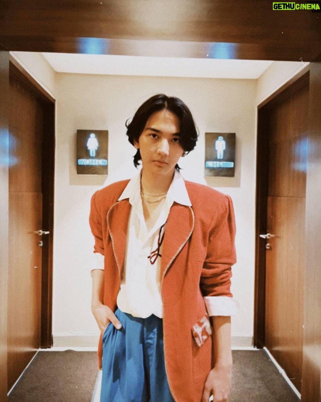 Ari Irham Instagram - Kau dan dia 2 Premiere! 💨 • • • • 📸 Taken by : @xrifaldi 🧝🏻♀️Stylist @titatania__ 💈Hair do @krisna_endi 🙎🏻♂️Wearing @tanah.lesae 💎Accessories @i_got_isshu 👞Shoes @drmartensid