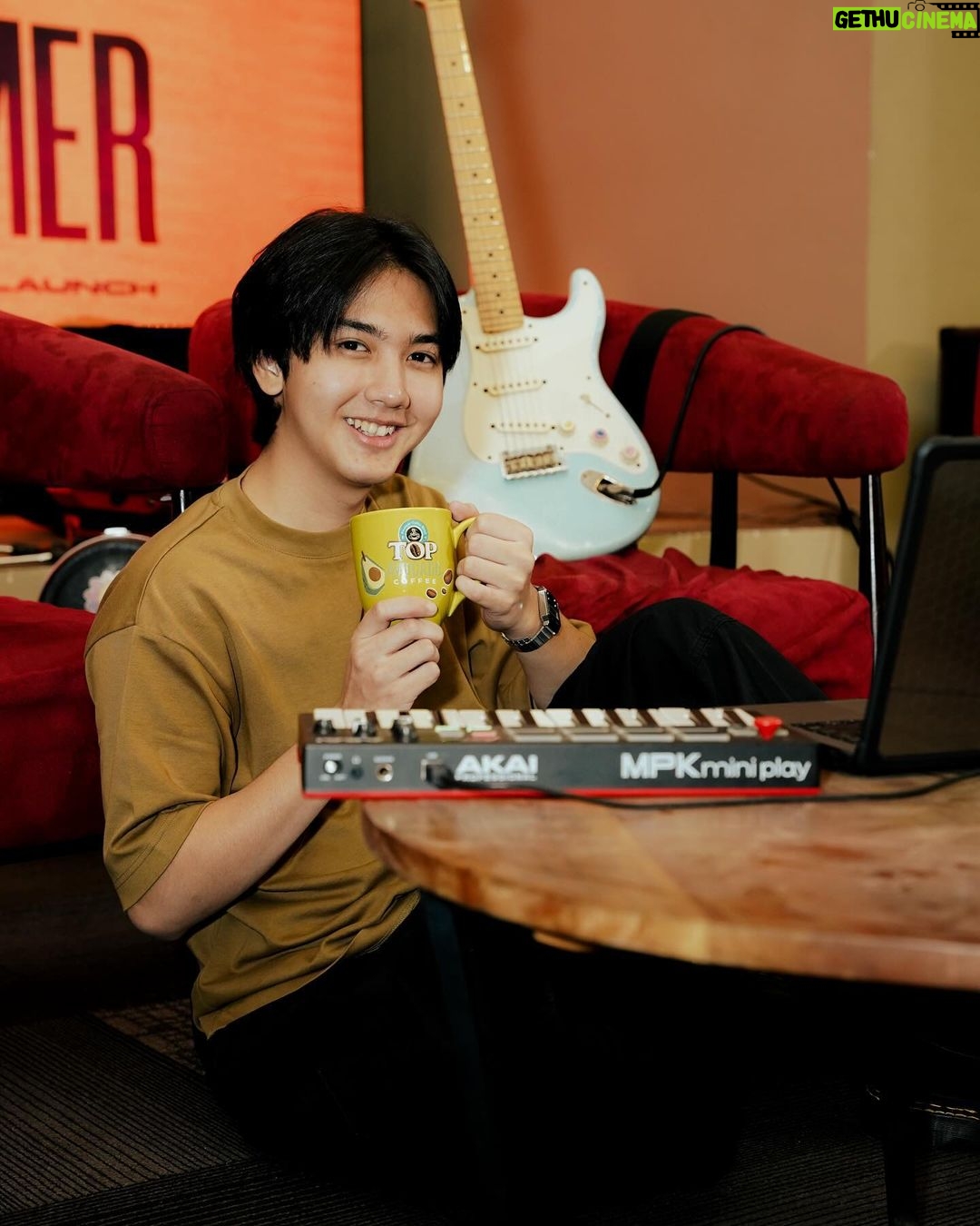 Ari Irham Instagram - Jadi milestone terbesar banget buat gue, akhirnya @synermusic bisa rilis single pertama kita Philophobia. Dan syukur banget launching kemarin lancar! Terima kasih sebanyak-banyaknya ya untuk semua pihak yang udah percaya dan bantu gue dan @synermusic. Terutama untuk @topcoffeeid , thank you so much! #KopinyaGenerasiTOP #KopinyaOrangIndonesia