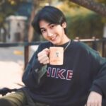 Ari Irham Instagram - TOP Lovers! Finally, tanggal 31 Juli kemarin gue unboxing Mystery Hitzz Box yang dikasih @topcoffeeid. Seneng banget ternyata isinya TOP Coffee Gula Aren, guys! Gue udah nyobain dan rasanya legitzz banget, bikin gue jadi kekinian. Eitss, coba tonton dulu ya videonya! Pasti kalian juga mau deh ☕️🥤 #KopinyaHitsRasanyaLegitzz Thank you, TOP Coffee!