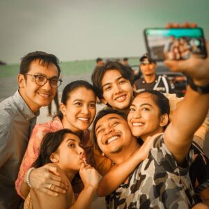 Ari Irham Instagram - Its a WRAP!!!!!!!! Terima kasih semuanya yang sudah terlibat di @filmgenerasi90anmelankolia Cerita film yang sangat personal. Sela-sela proses menuju hari pertama shooting sangatlah banyak cerita dan hal hal menyenangkan yang bikin kami sayang banget sama film ini. Seneng, bahagia bisa kerja bareng kalian semua. Tentunya banyak pengalaman yang bisa didapat dan momen2 yang gabisa dilupain dari film ini! Ini film kedua saya bersama @visinemaid terimakasih atas kesempatan nya dan terimakasih sudah mempercayakan saya menjadi “ABIMANYU BAMANTARA” @bckyrds @hendraymond @anggasasongko @rubenadrians karakter paling “NGENA” yang pernah saya lakonin sejauh ini. Alasan nya mungkin bakal tau setelah menonton film ini. I love you guys all!! •
-
•
Buat Mba Indah,Sephia,Kirana,Ayah,Ibu dan semuanya terimakasih untuk chemistry yang sangat hangat sekalii!! Semoga hasil nya bisa jadi yang terbaik! BEGITU INDAH Sekali pemandangan hari terakhir kami, sama seperti perasaan kami saat disana merasakan nya! ~Generasi 90an Melankolia 2020~