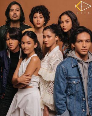 Ari Irham Instagram - Ari Irham ( @ariirhamm )
For more information www.kite.id
•
Photo by @julianlatif
Make up by @Oktrinazzahra
Hairstylist by @Yemimaeg
Stylist by @Astecat
first look @tommyhilfiger @mapfashion
second look @ramadauhandesignstudio
