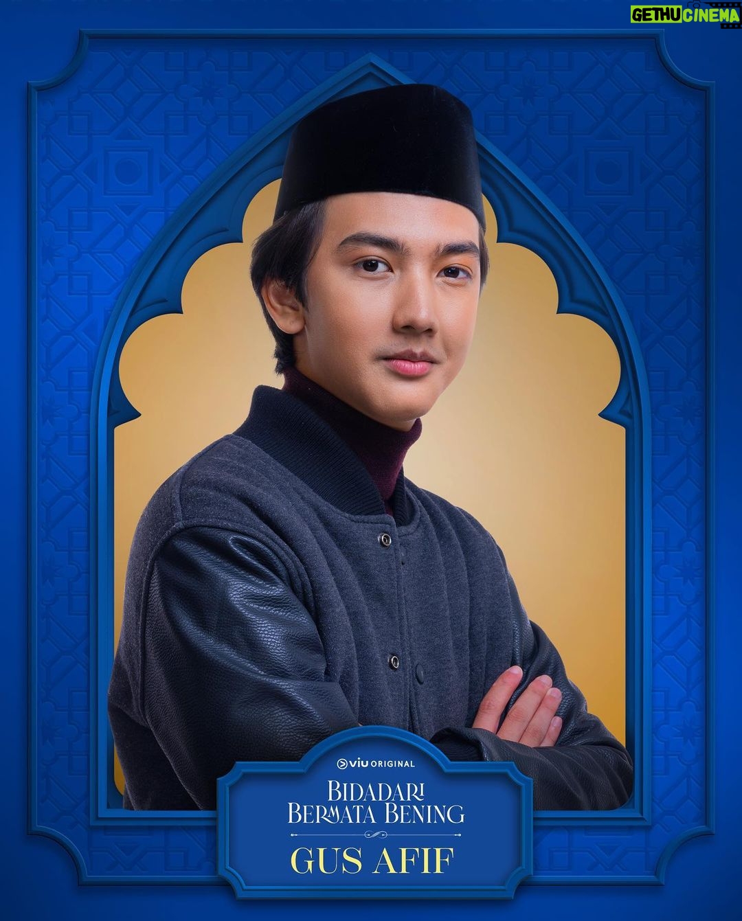 Ari Irham Instagram - Sebentar lagi kita bisa nonton serial yang diadaptasi dari novel laris karya Habiburrahman El Shirazy (@kangabik). Serial Viu Original Bidadari Bermata Bening tayang mulai 31 Maret 2023, hanya di @ViuIndonesia. #Viu #BidadariBermataBening #bidadaribermatabeningtheseries