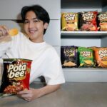 Ari Irham Instagram - Tahun baru udah di depan mata, Jangan lupa buat pastiin stok @potabeeid kalian aman ya! 🥳 Saking kriuknya Potabee dan rasanya yang enak banget bikin Potabee cocok buat nemenin momen-momen seru kayak gini! Jadinya, gue harus pastiin kalo stok gue selalu aman apalagi udah mau tahun 2024. Jadi gimana, lo udah nge-stok Potabee lo belom? 😏 #Potabee #KriuknyaPecahRasanyaWuahh