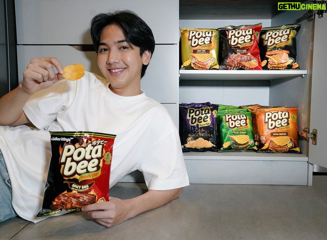 Ari Irham Instagram - Tahun baru udah di depan mata, Jangan lupa buat pastiin stok @potabeeid kalian aman ya! 🥳 Saking kriuknya Potabee dan rasanya yang enak banget bikin Potabee cocok buat nemenin momen-momen seru kayak gini! Jadinya, gue harus pastiin kalo stok gue selalu aman apalagi udah mau tahun 2024. Jadi gimana, lo udah nge-stok Potabee lo belom? 😏 #Potabee #KriuknyaPecahRasanyaWuahh