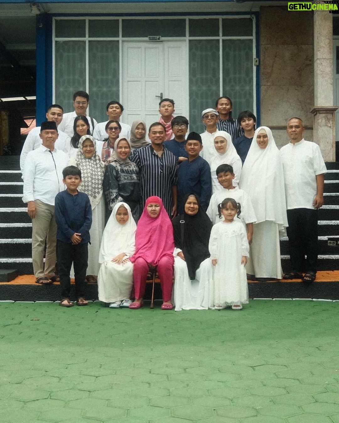 Ari Irham Instagram - Selamat Hari Raya Idul Fitri 1444 H Tahun 2023! Minal aidzin walfaidzin 🙏🏻