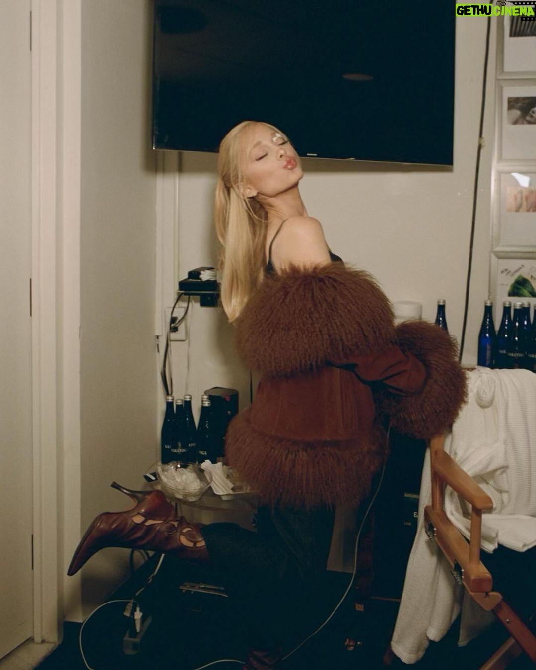 Ariana Grande Instagram - 。˚❀ thank you @nbcsnl ·ꕤ.゚